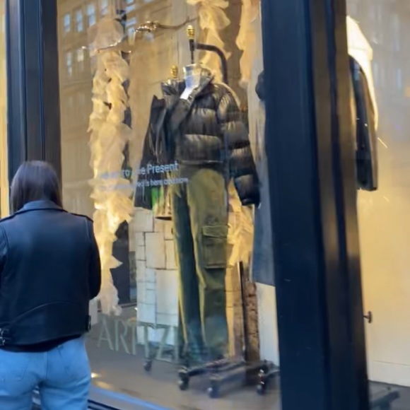 NYC Aritzia - Picture 6 of 13